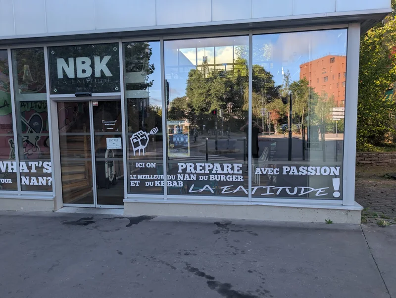 La devanture du NBK Rennes La Courrouze : l’enseigne NBK au-dessus de la porte, et les grandes baies vitrées lettrées « ici on prépare le meilleur du naan, du burger et du kebab »