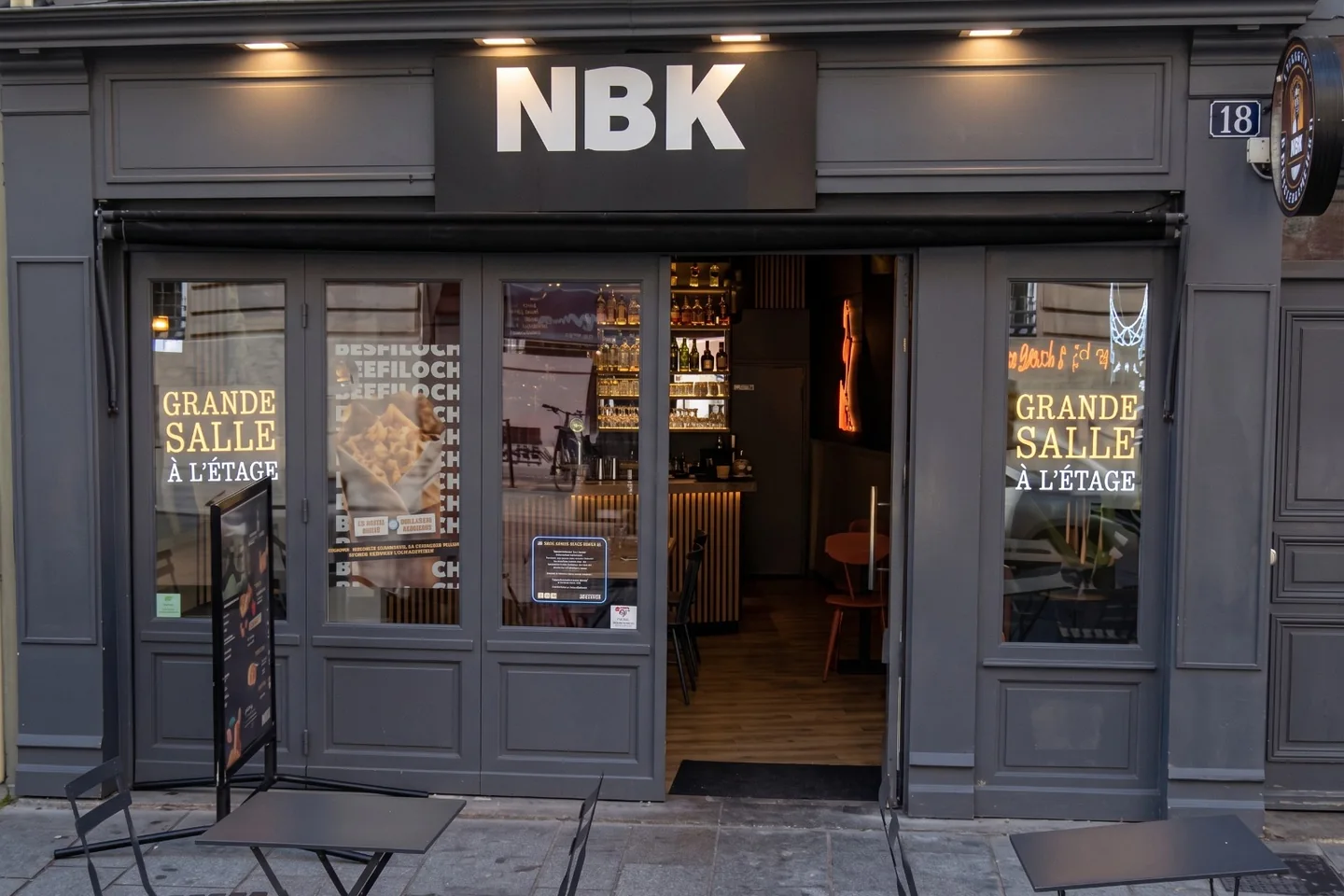La devanture du NBK Rennes République, au 18 rue du Pré Botté : l’enseigne NBK, la porte ouverte sur le comptoir, et « Grande salle à l’étage » sur les vitres