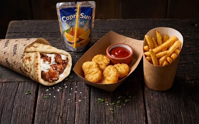 Le menu enfant NBK : un petit naan kebab sauce blanche dans son papier siglé, des nuggets et du ketchup, des frites et un Capri-Sun