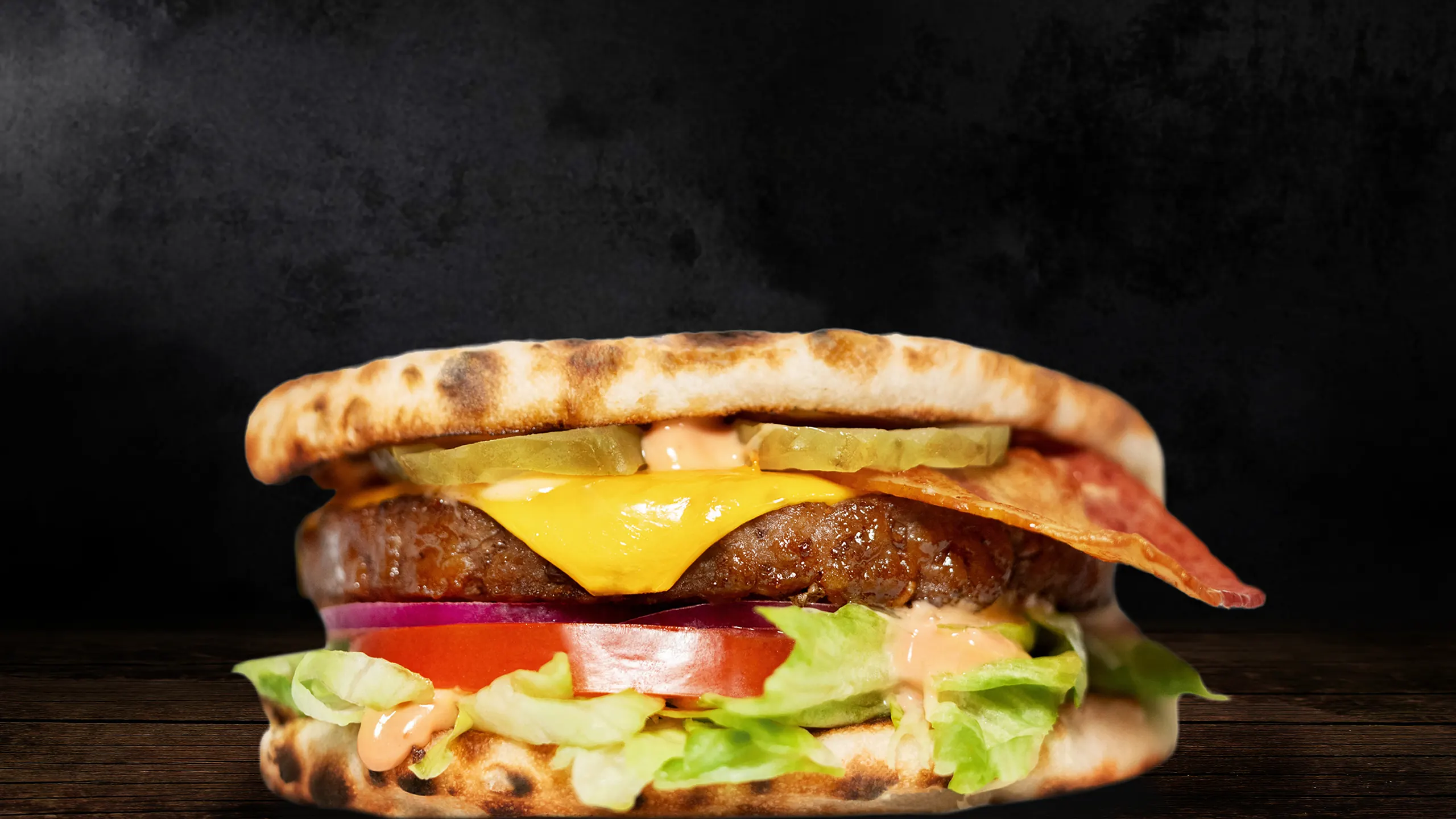 Le naan cheeseburger NBK : steak, cheddar fondu, bacon, salade, tomate et pickles entre deux naans