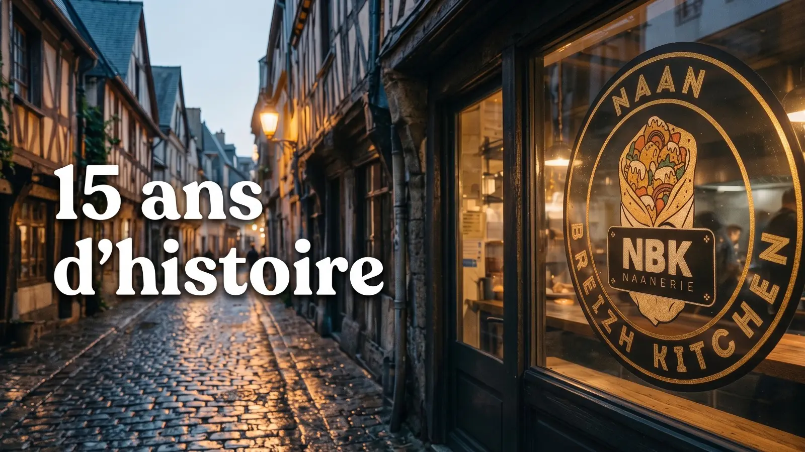 Une rue pavée de Rennes au crépuscule, et la vitrine d’un NBK marquée du sceau doré Naan Breizh Kitchen ; l’image porte la mention « 15 ans d’histoire »