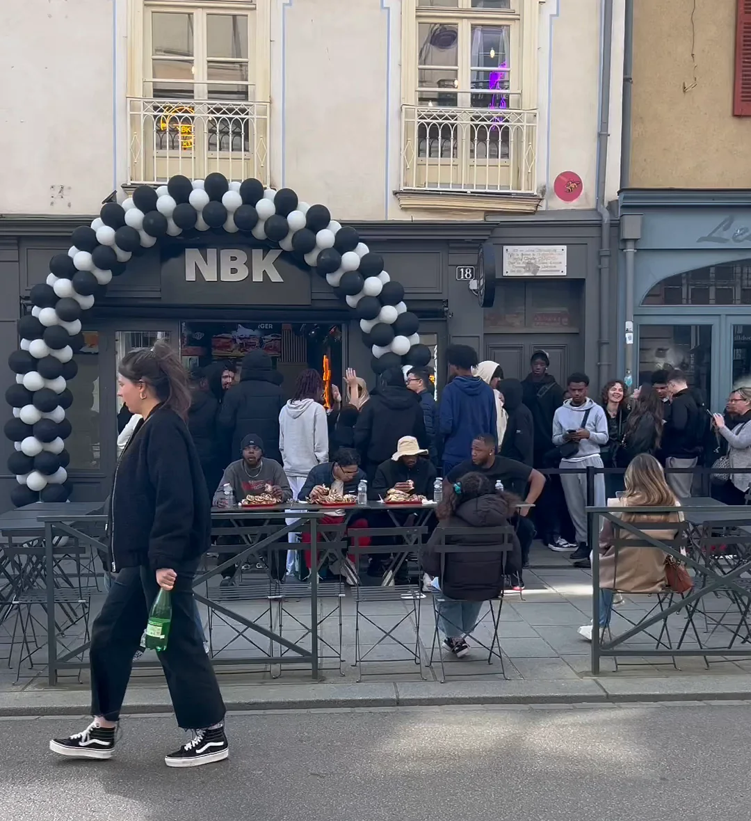 Le jour de l’ouverture du NBK Rennes République : une arche de ballons noirs et blancs autour de l’enseigne, la file sur le trottoir et la terrasse pleine