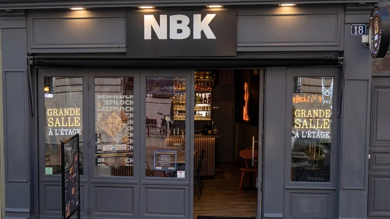 La devanture du NBK Rennes République, au 18 rue du Pré Botté : l’enseigne NBK, la porte ouverte sur le comptoir, et « Grande salle à l’étage » sur les vitres